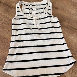 t.la, large, black and white stripes
